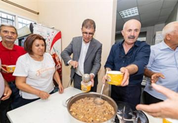 Başkan Tugay aşure bereketini paylaştı