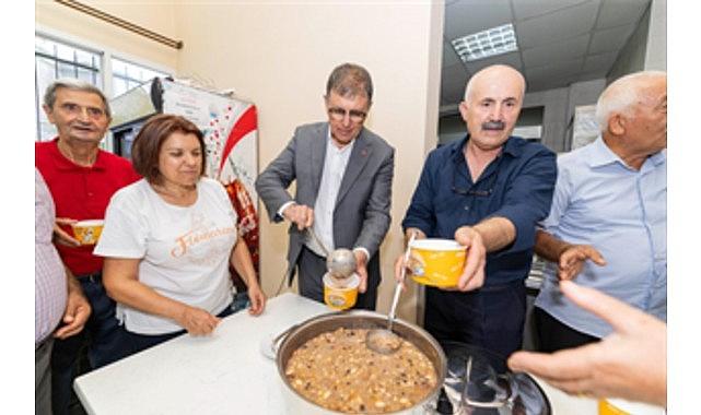 Başkan Tugay aşure bereketini paylaştı Başkan Tugay aşure bereketini paylaştı