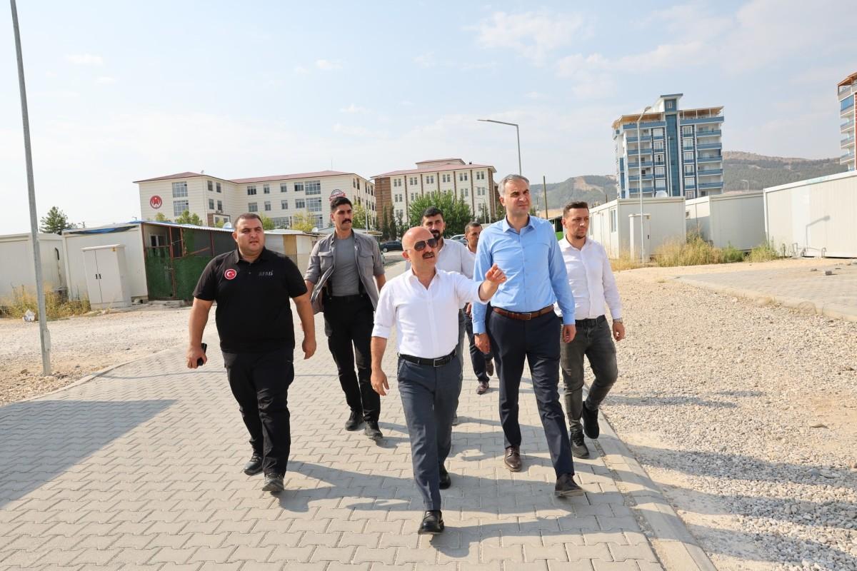 K-8 Konteyner Kentte söküm başladı: Vali Varol çalışmaları yerinde inceledi K-8 Konteyner Kentte söküm başladı: Vali Varol çalışmaları yerinde inceledi
