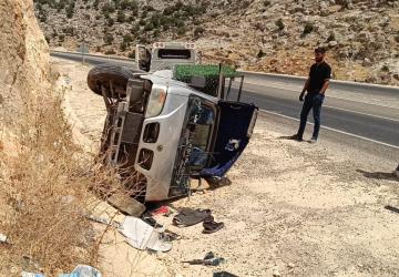 Devrilen kamyonet sürücüsü ağır yaralandı