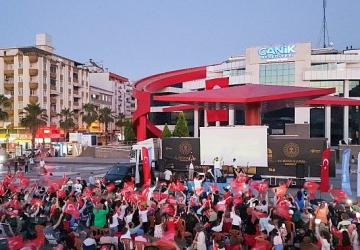 Canik Belediyesi'nin Açık Hava Konser ve Sinema Gecesi coşku dolu anlara sahne oldu.