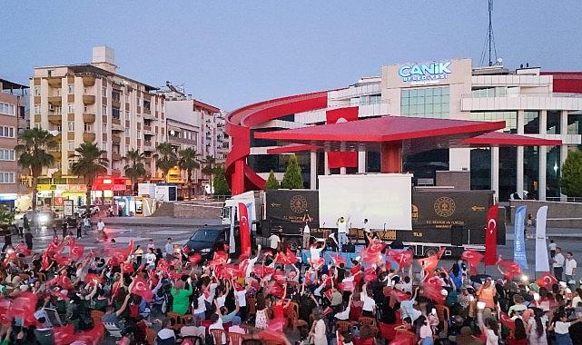 Canik Belediyesi'nin Açık Hava Konser ve Sinema Gecesi coşku dolu anlara sahne oldu.