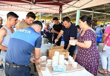 Kemer Belediyesi'nden Çamyuva'da aşure ikramı