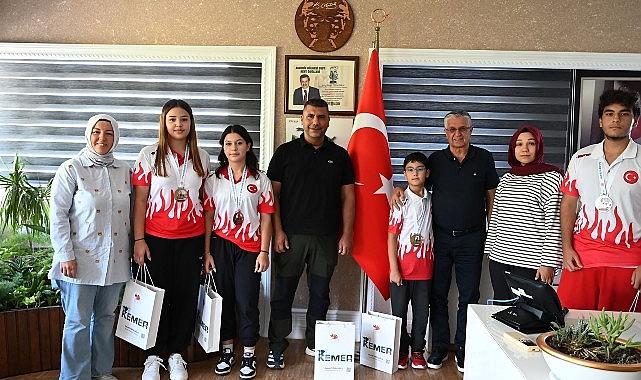 Milli sporculardan Başkan Topaloğlu'na ziyaret Milli sporculardan Başkan Topaloğlu'na ziyaret