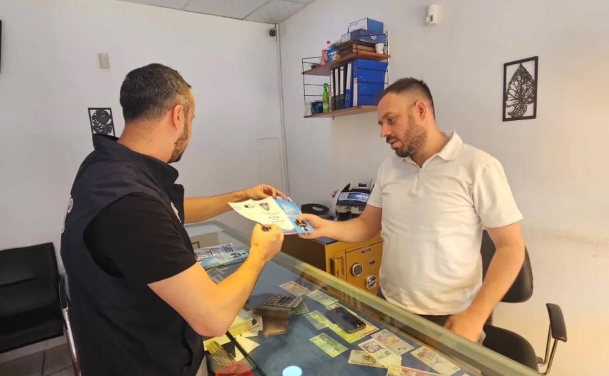 Besni’de esnaflara ‘Dolandırıcılık’ konularında bilgilendirme yapıldı Besni’de esnaflara ‘Dolandırıcılık’ konularında bilgilendirme yapıldı