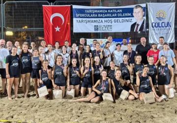 Gölcük’te Küçük Voleybolcular Plajda Ödüllerini Aldı