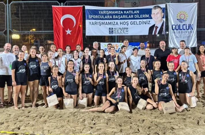 Gölcük’te Küçük Voleybolcular Plajda Ödüllerini Aldı Gölcük’te Küçük Voleybolcular Plajda Ödüllerini Aldı