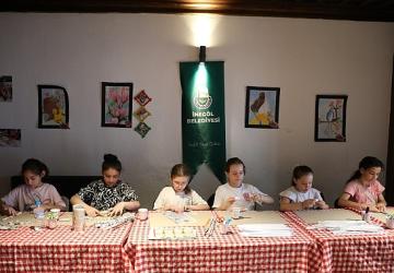 Çocuklar Sanat Atölyelerinde Hem Eğleniyor Hem Öğreniyor