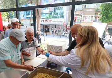 Başkan Ovalıoğlu Dev Kazanda Aşure Kaynattı