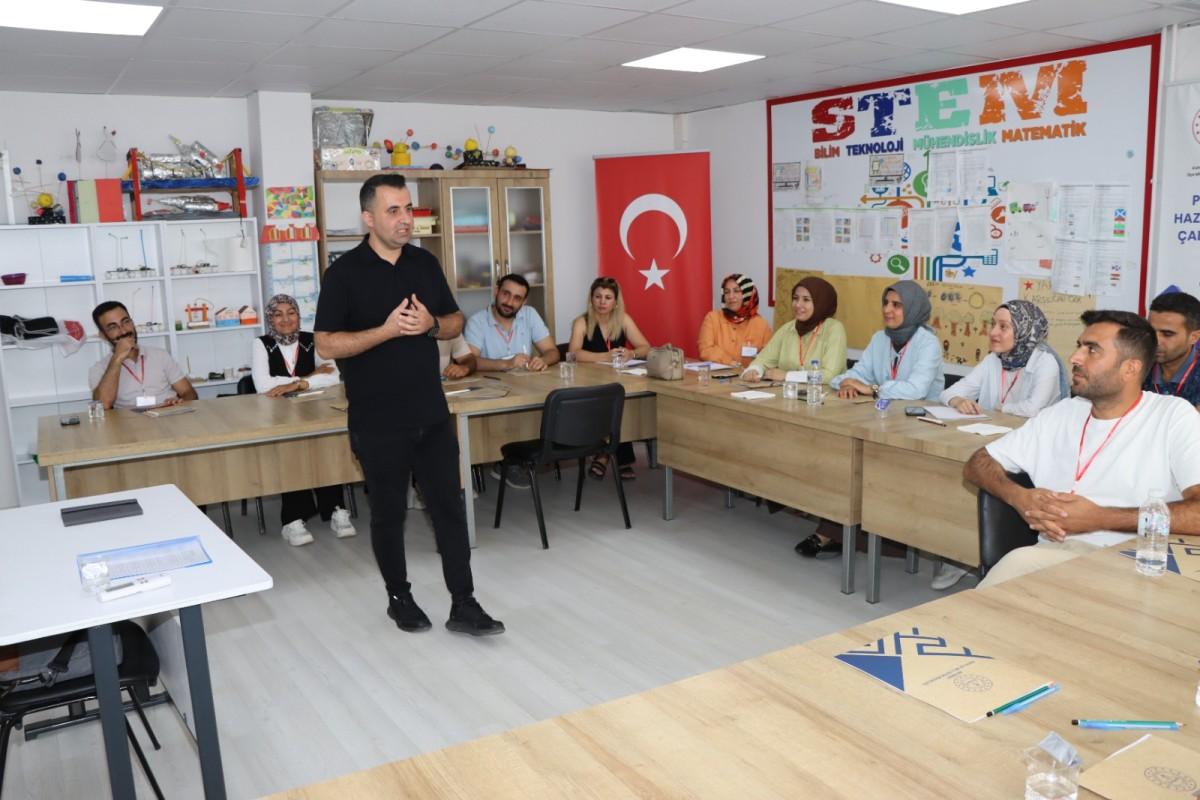 Kahta’da öğretmenlere yönelik proje yazma çalıştayı düzenlendi Kahta’da öğretmenlere yönelik proje yazma çalıştayı düzenlendi