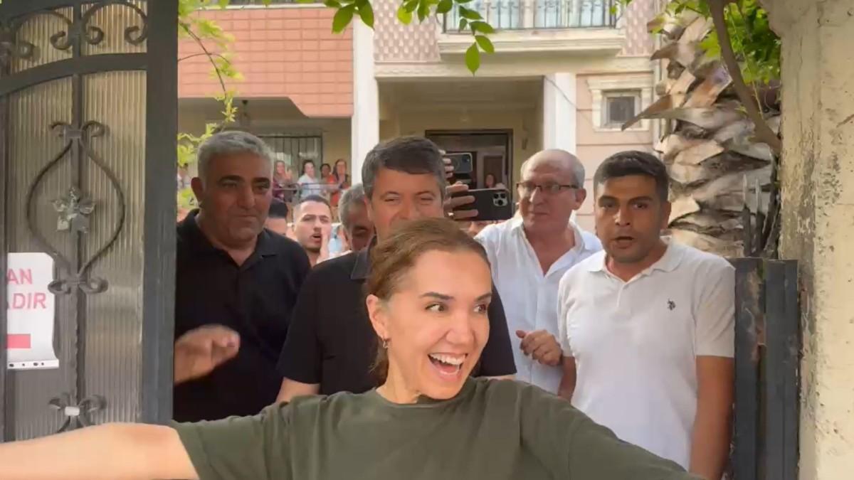 Elektronik kelepçe çıkartıldı, Başkan Tutdere eşi ile kapı önüne çıktı: 'Hak, hukuk, adalet' sloganları yükseldi - Videolu Haber