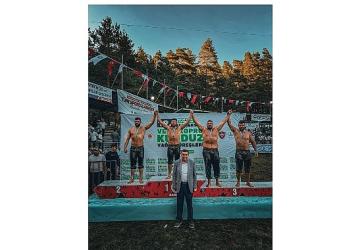 Kemer Belediye güreşçileri kürsüye çıktı