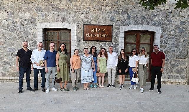 Büyükşehir'in yazarlık atölyesi 'Anlatılmayan Öyküler' kitabıyla ilk meyvesini verdi Büyükşehir'in yazarlık atölyesi 'Anlatılmayan Öyküler' kitabıyla ilk meyvesini verdi