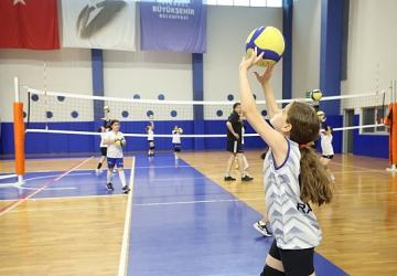 İBB Spor Okulları Yaz Döneminde de On Binlerce Çocuğu Sporla Buluşturuyor