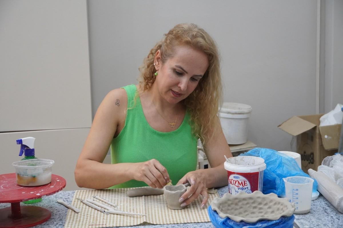 Adıyamanlı yazar ve programcı Nazan Taştan Yapıcı, seramik atölyesi Coco Mamiel’i açtı - Videolu Haber Adıyamanlı yazar ve programcı Nazan Taştan Yapıcı, seramik atölyesi Coco Mamiel’i açtı - Videolu Haber