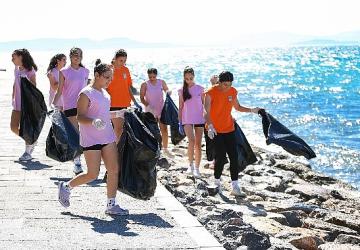 Narlıdere Belediyesporlu voleybolcular kıyı temizliği yaptı