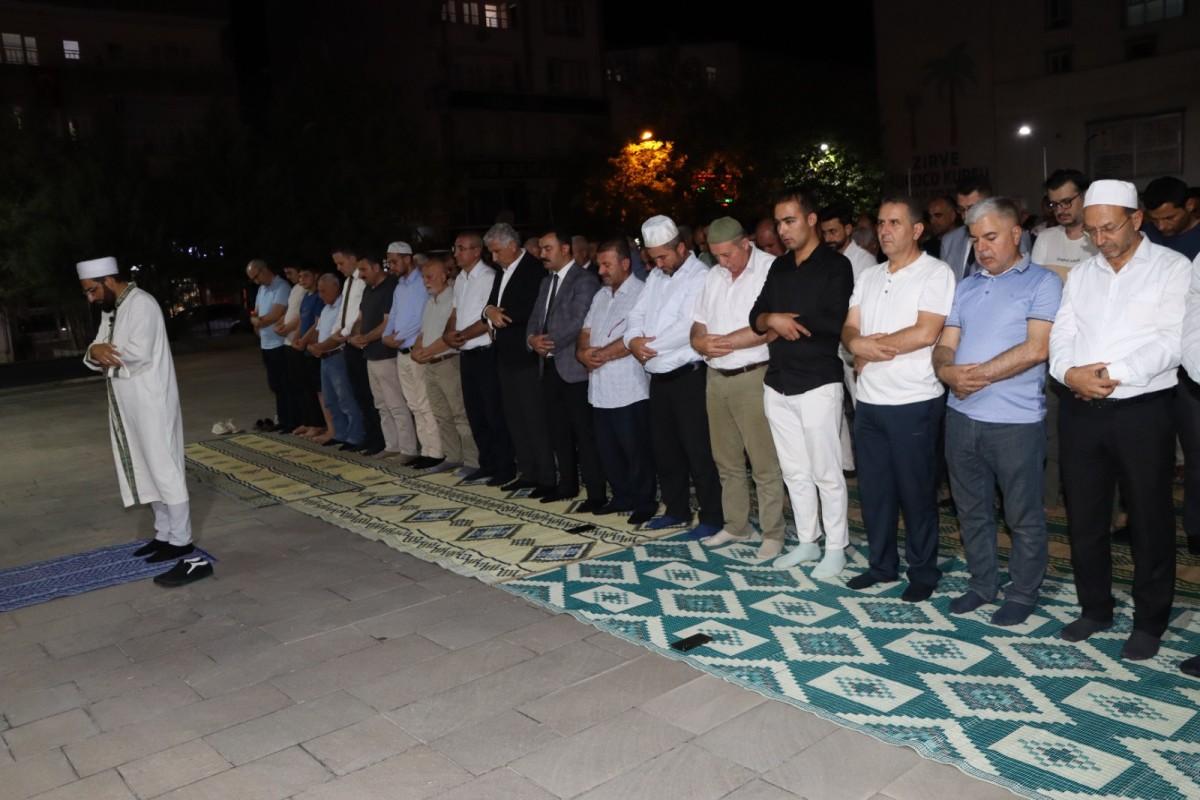 Kahta’da 15 Temmuz programı: Kaymakam Soysal ve Başkan Hallaç’tan birlik ve vefa vurgusu Kahta’da 15 Temmuz programı: Kaymakam Soysal ve Başkan Hallaç’tan birlik ve vefa vurgusu