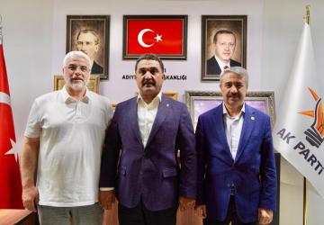 Yeniden Refah Partisi’nden AK Parti’ye geçti: İrfan Yıldız rozetini taktı