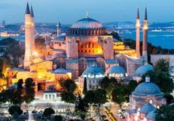 Ayasofya Camii’nde Kitap Yakarak Halıyı Ateşe Veren Şüpheli Tutuklandı