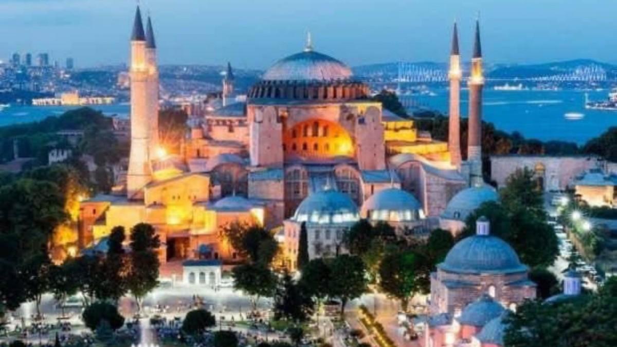 Ayasofya Camii’nde Kitap Yakarak Halıyı Ateşe Veren Şüpheli Tutuklandı Ayasofya Camii’nde Kitap Yakarak Halıyı Ateşe Veren Şüpheli Tutuklandı