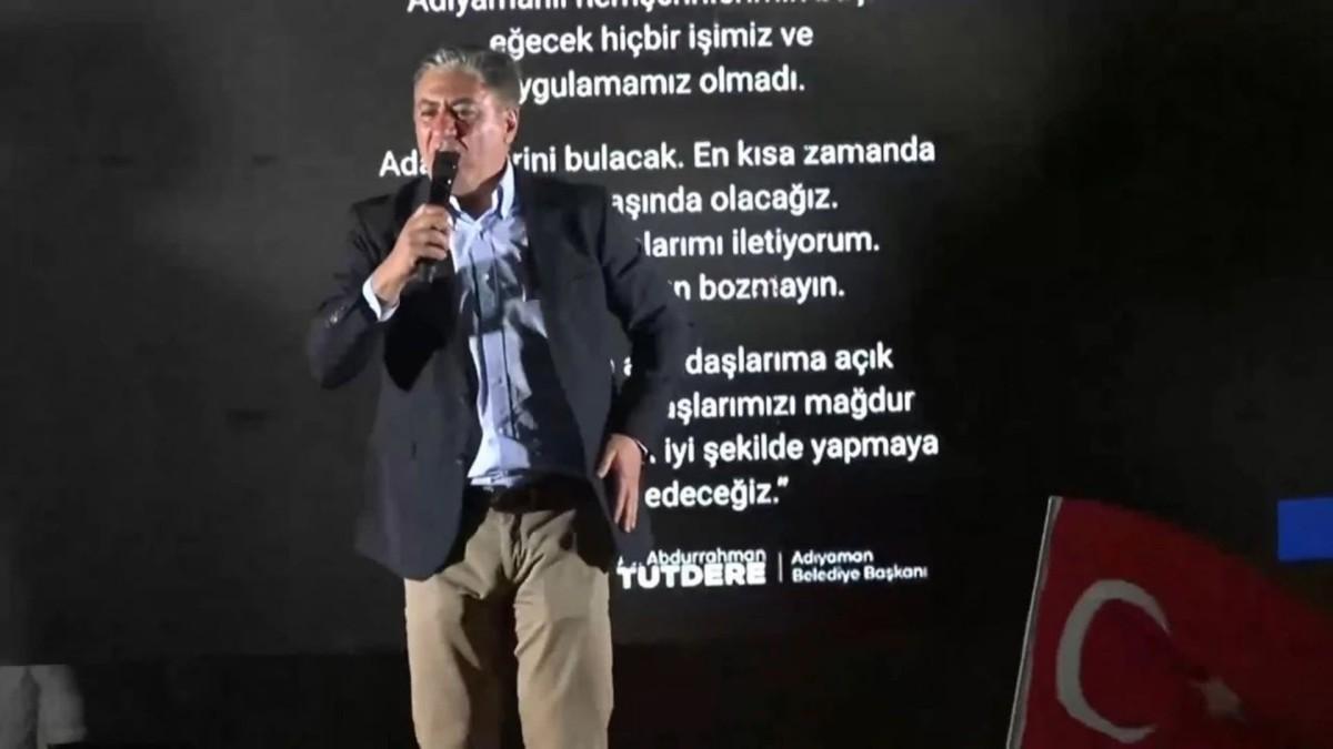 ‘Adıyaman’ı Abdurrahman yönetecek’ diyen CHP’li Ulaş Karasu sahneden düşerek yaralandı ‘Adıyaman’ı Abdurrahman yönetecek’ diyen CHP’li Ulaş Karasu sahneden düşerek yaralandı