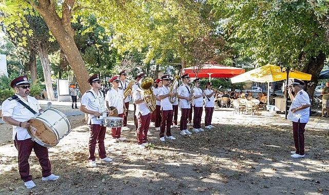 Karşıyaka Belediye Bandosu'ndan sokak konserleri Karşıyaka Belediye Bandosu'ndan sokak konserleri