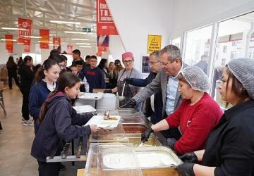 Ayvalık'ta Öğrenci Kent Lokantasında 3 Çeşit Yemek 30 Lira