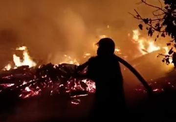 Alevlerin sardığı ev tamamen kullanılamaz hale geldi - Videolu Haber