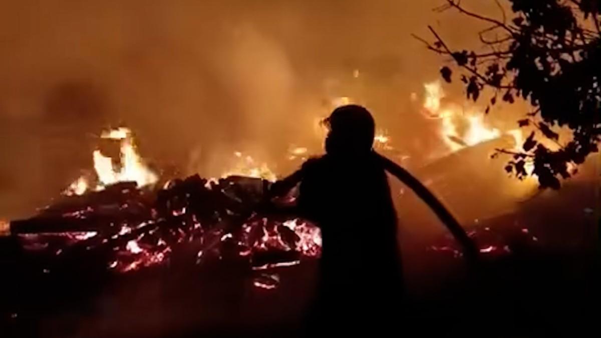 Alevlerin sardığı ev tamamen kullanılamaz hale geldi - Videolu Haber Alevlerin sardığı ev tamamen kullanılamaz hale geldi - Videolu Haber