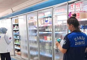 Canik Belediyesi Zabıta Müdürlüğü ekipleri, ilçedeki marketlerde satışa sunulan soğuk gıda ürünlerine yönelik denetim gerçekleştirdi.