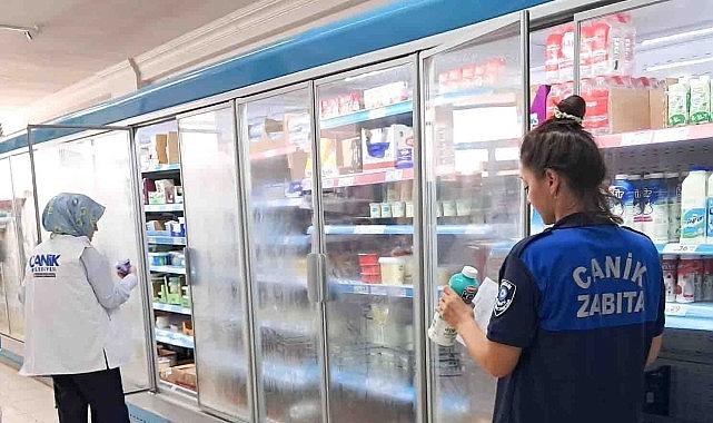 Canik Belediyesi Zabıta Müdürlüğü ekipleri, ilçedeki marketlerde satışa sunulan soğuk gıda ürünlerine yönelik denetim gerçekleştirdi. Canik Belediyesi Zabıta Müdürlüğü ekipleri, ilçedeki marketlerde satışa sunulan soğuk gıda ürünlerine yönelik denetim gerçekleştirdi.