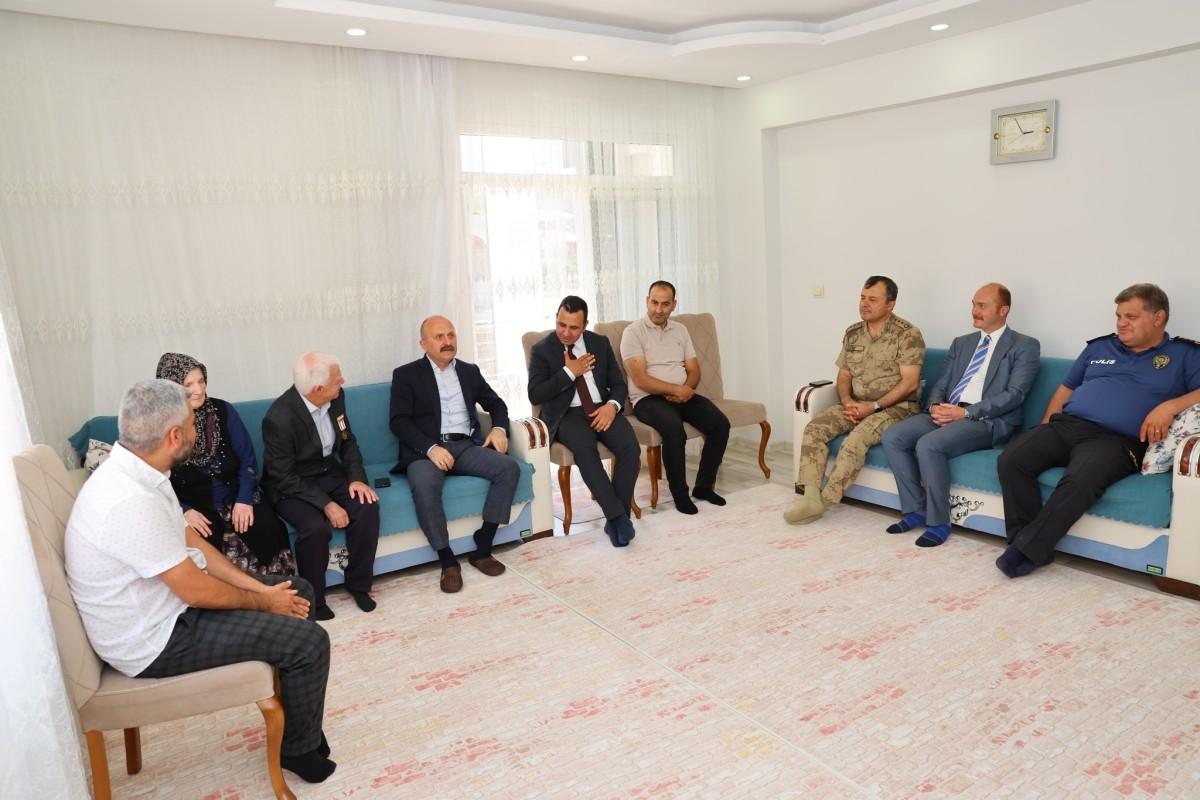 Vali Varol’dan Kıbrıs Gazisi Abdurrahman Boztepe’ye ziyaret Vali Varol’dan Kıbrıs Gazisi Abdurrahman Boztepe’ye ziyaret