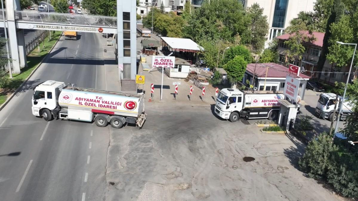 Vali Dr. Osman Varol’un talimatıyla kent merkezinde sulama çalışmaları başlatıldı - Videolu Haber