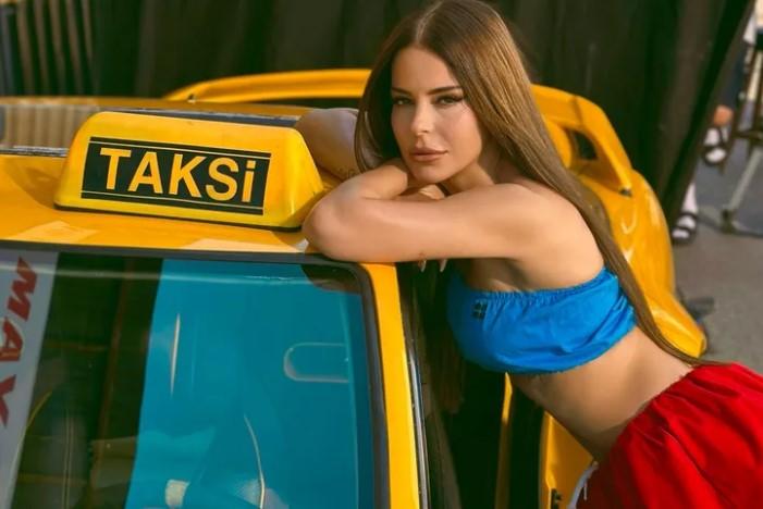 Simge'den Yaz Sürprizi: 'Taksi' Şarkısı Dinleyiciyle Buluştu Simge'den Yaz Sürprizi: 'Taksi' Şarkısı Dinleyiciyle Buluştu