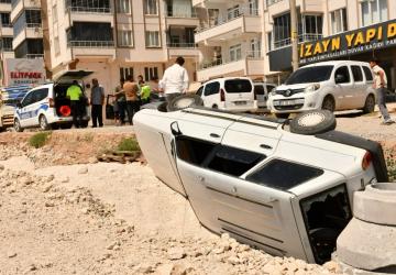 Otomobil manevra yaparken çukura düştü: 5 Yaralı - Videolu Haber