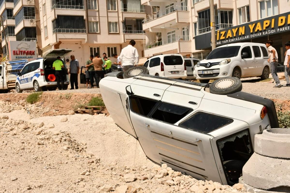 Otomobil manevra yaparken çukura düştü: 5 Yaralı - Videolu Haber Otomobil manevra yaparken çukura düştü: 5 Yaralı - Videolu Haber