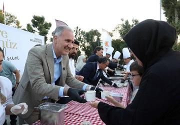 İnegöl'ün Yeni Meydanında Aşure Kazanları Kaynadı