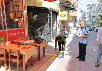 Konak'ta kaldırım işgaline sarı çizgi