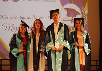 Ege Üniversitesi Emel Akın MYO'da mezuniyet sevinci