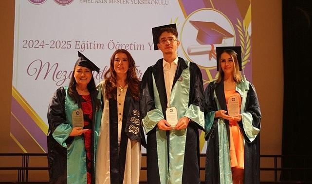 Ege Üniversitesi Emel Akın MYO'da mezuniyet sevinci Ege Üniversitesi Emel Akın MYO'da mezuniyet sevinci