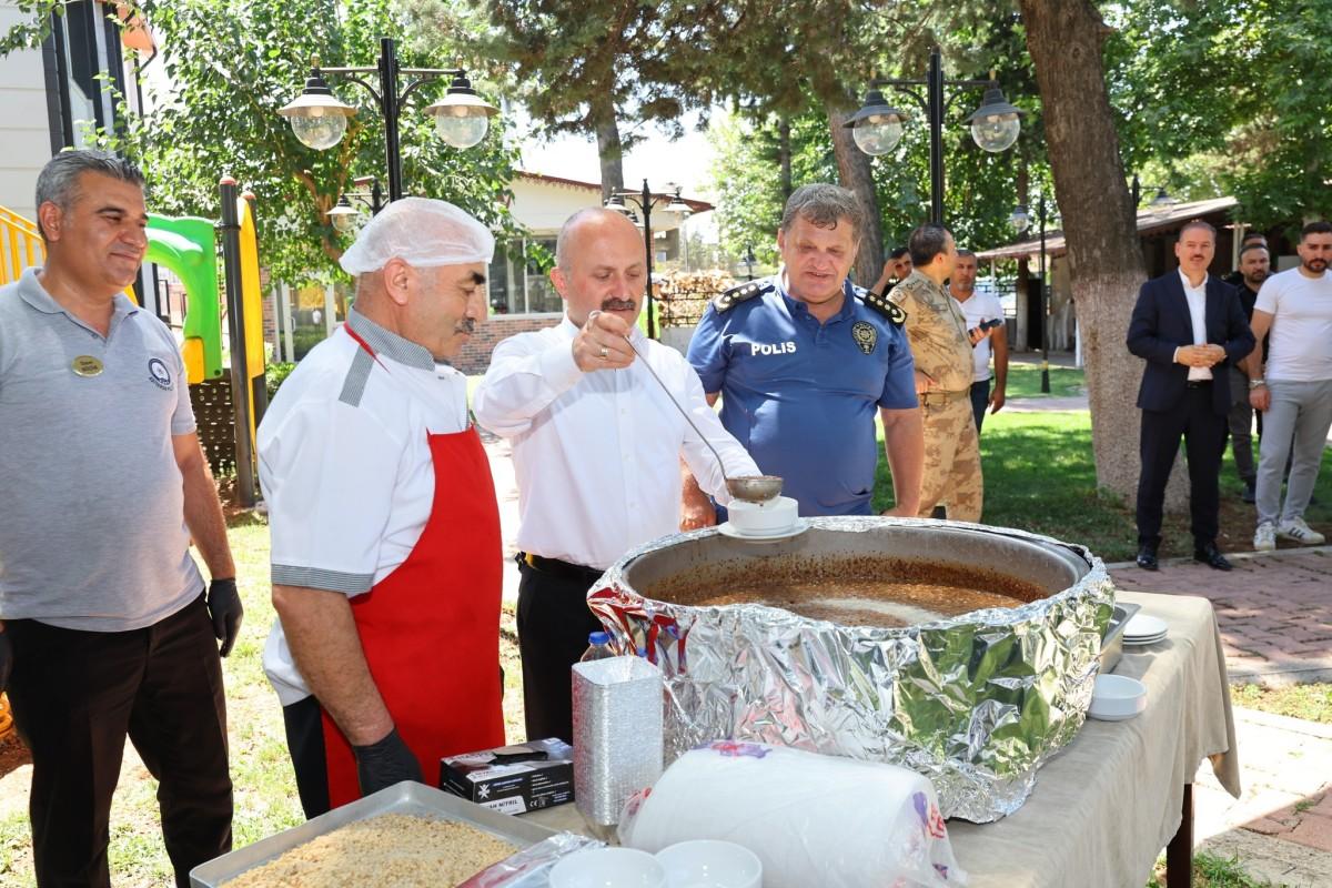 Vali Varol, Polis Evinde aşure dağıtım programına katıldı Vali Varol, Polis Evinde aşure dağıtım programına katıldı