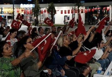 Zafer meşalesi Milli İrade Meydanı'nda yakıldı