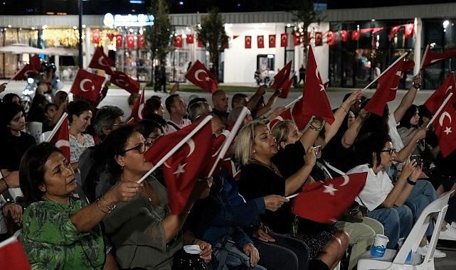 Zafer meşalesi Milli İrade Meydanı'nda yakıldı