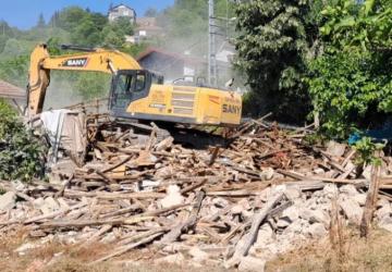Gölcük’te Tehlike Arz Eden Binalar Tek Tek Yıkılıyor