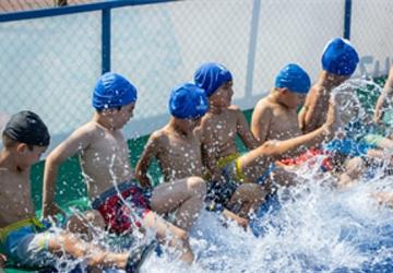 Mahalleye havuz geldi, çocuklar bayram etti