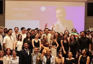 Ünlü komedyen Max Amini, Ebru için fırçayı eline aldı!