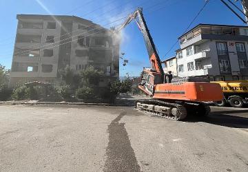 Derince'de ağır hasarlı binaya ilk kepçe vuruldu