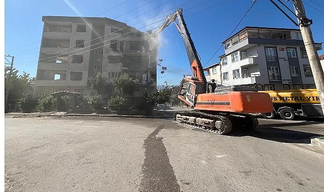 Derince'de ağır hasarlı binaya ilk kepçe vuruldu
