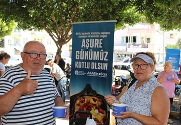 Antalya Büyükşehir Belediyesi'nin geleneksel aşure ikramları devam ediyor