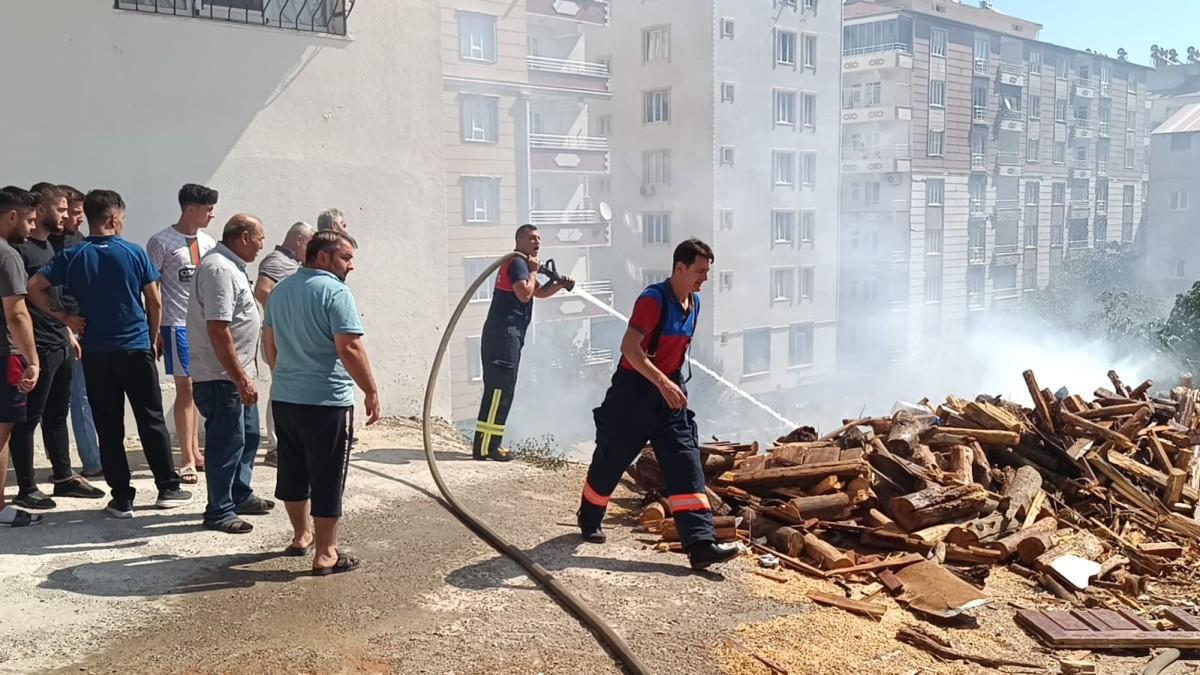 Odun dolu arazide korkutan yangın - Videolu Haber Odun dolu arazide korkutan yangın - Videolu Haber